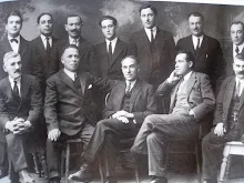 Cristóbal Cano, sentáu nel centru. Directiva del Atenéu Obreru de Villaviciosa 1936 qu
