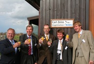 (von l. n. r. Krüss (Carl Zeiss Sports Optics), Bonkwald (Vorsitzender NABU Hamburg), Dr. Grimme (Landrat Pinneberg, CDU), Sommerfeld (Stationsleiter), Zirpel (Geschäftstellenführer NABU Hamburg)
