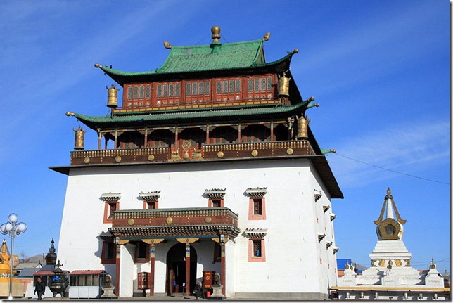 800px-Gandantegchinlen_Khiid_Monastery