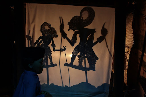 Wayang Kulit: spectacle d'ombres de marionnettes en cuir racontant des légendes traditionnelles souvent accompagnée d'un orchestre Gamelan