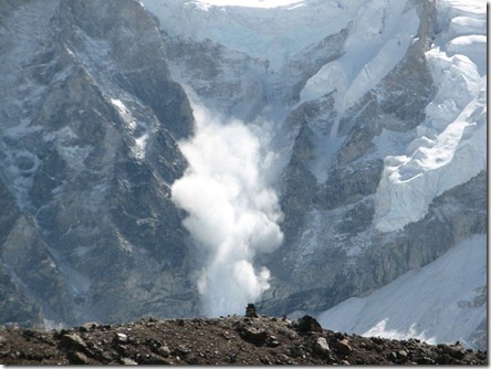 800px-Avalanche_on_Everest