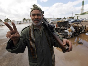 105765_warga-libya-memegang-senjata-