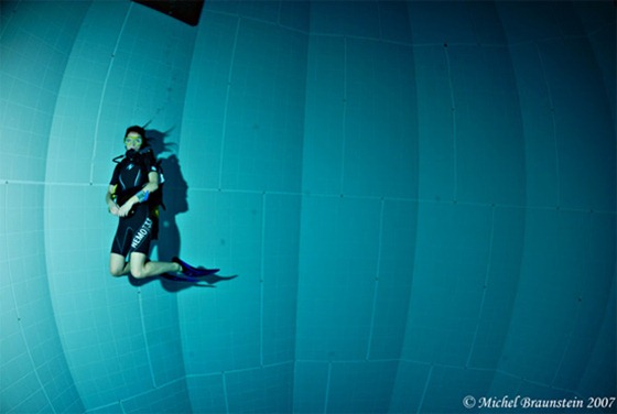 diver-inside-pool