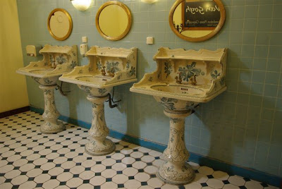 Public Bathroom, Hotel du Forum
