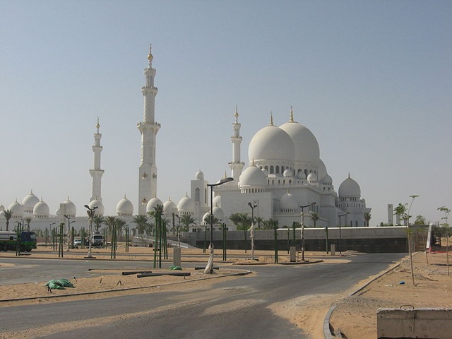 [800px-Abu_Dhabi_Grand_Mosque_01_977[3].jpg]