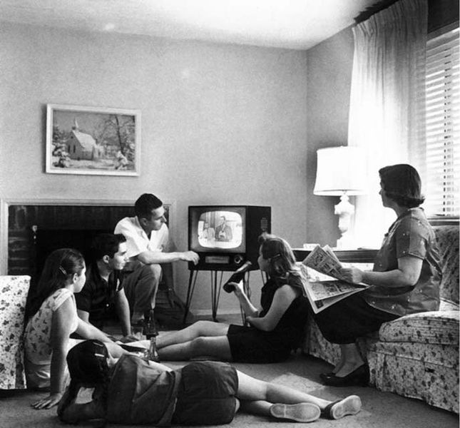 [1950s family watching tv[3].jpg]