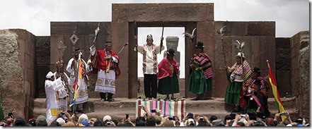 El presidente boliviano, Evo Morales, al momento de recibir la bendición de los sacerdotes aymaras en las ruinas de Tiahuanaco- REUTERS