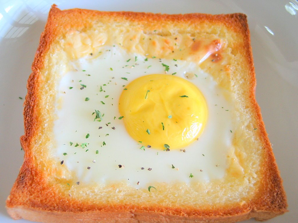 Тостовый хлеб с яйцом на сковороде. Яичница в хлебе. Глазунья в хлебе. Яйца запеченные в хлебе. Яичница глазунья в хлебе.