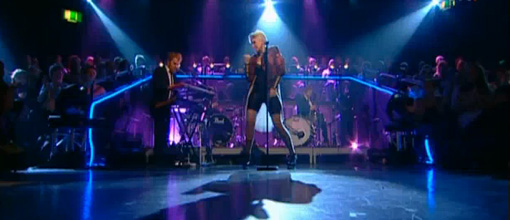 Robyn performs 'Fembot' live