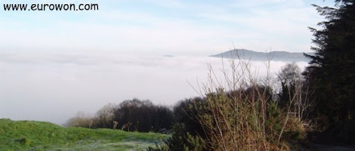 Lough Derg cubierto por la niebla