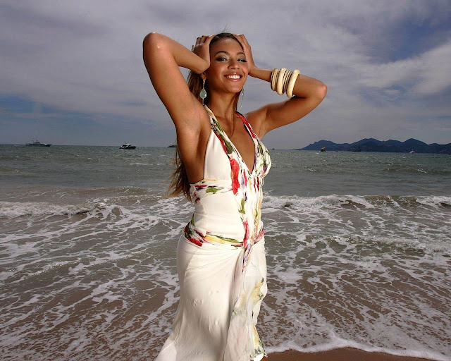 beyonce_beach_sea_1280x1024%5B1%5D.jpg