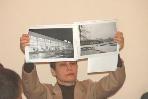 Галина Бахматова показывает, что сталось с парком в Кременчуге