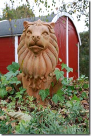 Löwe vor Gartenhaus neu
