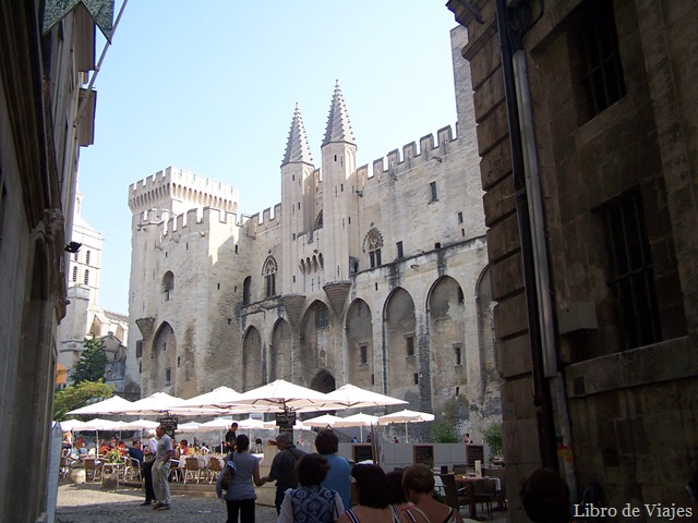 [Entrada a la Plaza del Palacio de los Papas. Imagen del fondo. Las terrazas de la plaza son extremadamente caras...[1].jpg]
