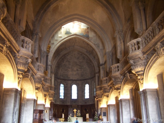 [Interior de la Catedral Notre Damme des Doms en Aviñón[1].jpg]