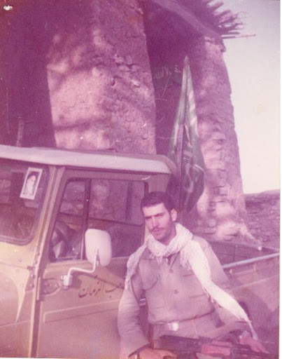 پریز ستوده شایق -مقابل مسجد روستای عربلنگ در سال 1361