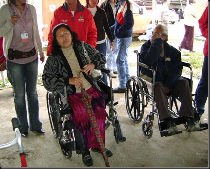Personas beneficiadas con sillas de ruedas
