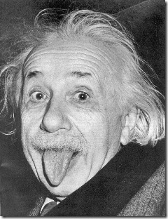 Uma das imagens mais conhecidas do mundo: Albert Einstein mostrando a lingua para os repórteres (como brincadeira, obviamente).