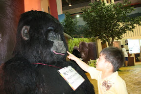這黑猩猩老實說做得真醜…祐祐連他的鼻孔都不敢挖，怕真的挖出鼻屎來。
