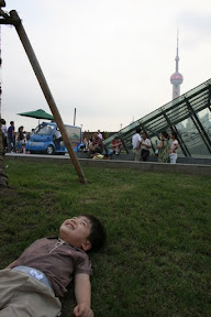 祐祐藝術照第二發，這姿勢也連拐帶騙的讓他作了，不過背景沒幫他找好甚是可惜。