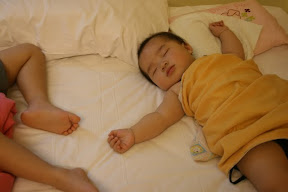 上海第三天，長途跋涉翻山越嶺的二個小孩都累了，妹妹睡得甜就拍她，哥哥睡得一付熊樣姑且拍腳。