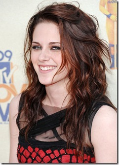 UNIVERSAL CITY, CA - MAY 31:  Actress Kristen Stewart arrives for the 2009 MTV Movie Awards at the Gibson Amphitheater in Universal City, California on May 31, 2009. (Photo by Evan Agostini/PictureGroup)