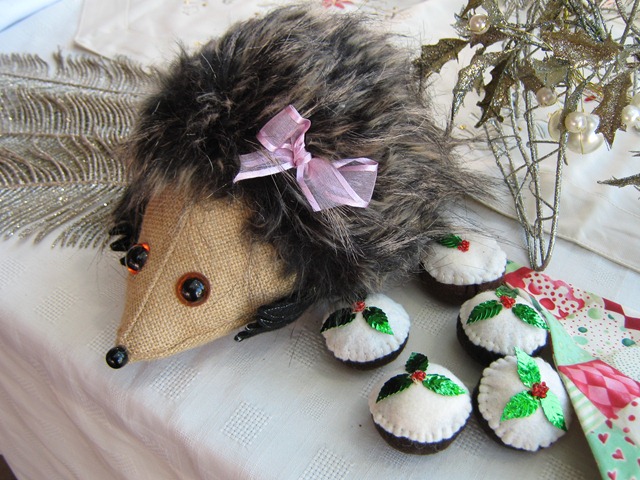 [Linda 3 this weeks roses and a hedgehog 014[3].jpg]