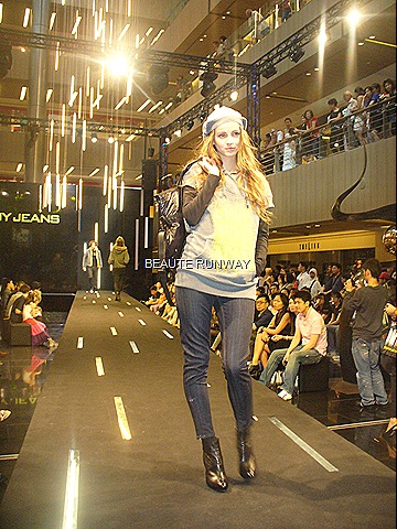 [DKNYJEANSAutumnWinter2010Launch198.jpg]