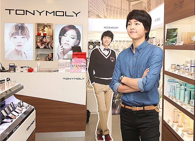 [Song Joong Ki posing inside TonyMoly store at Bugis Junction[4].jpg]