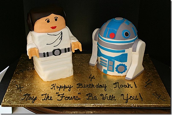 LEGO Leia & R2-D2 Cake [800x600]