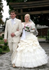 [Groom and bride outdoors in wedding day[8].jpg]
