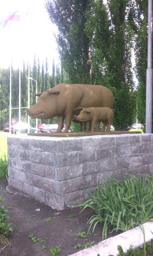 Памятник Свиньям У Совхоза «Рощинский»