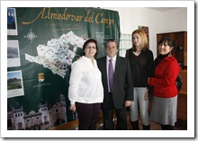 Un momento de la visita de la delegada Olmedo (centro) a la Oficina Municipal de Turismo.