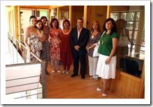 Las autoridades, junto al equipo de profesionales del Centro de la Mujer de Almodóvar del Campo.