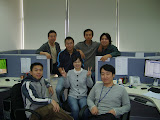 2007 年 4 月开始，我们的团队共有七人。左起我、小西、胜亮、懿洁、荣飞、徐俊（站者）及忠钢（队长）。