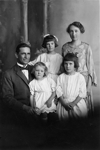 [Drummond Family c1922[4].jpg]