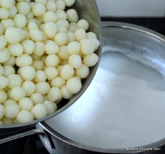 Adding rice balls to milk Adding rice balls to milk