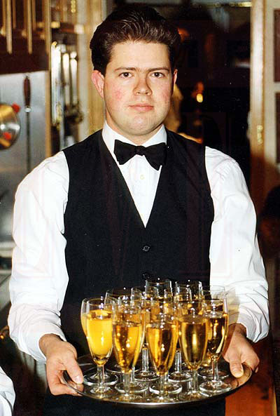 lourdesalho-drinks-waiter.jpg