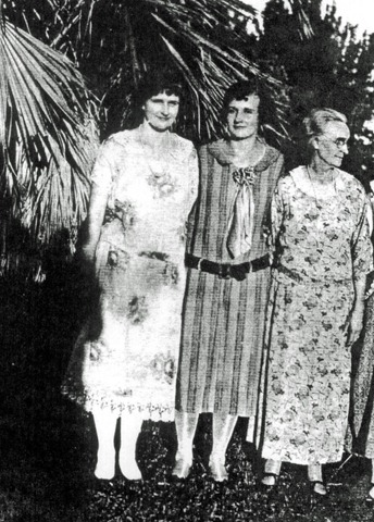 [Sarah with twin daughters, Fern & Faun, 1925_edited-1[7].jpg]