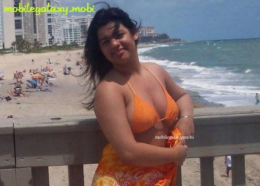 desi indian college girl show her cleavage