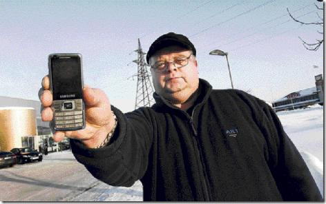 Priit Tilk kinnitas, et tema telefon suutis internetti kasutada ka ajal, kui kaart oli telefonist eemaldatud. Foto: Terje Lepp