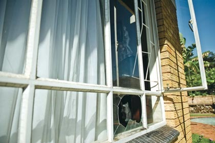 [Savvides livingroom window broken in George Savvides shot deadMarch302011Wonderboom[3].jpg]
