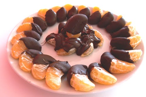 postre decorativo hecho con mandarina y chocolate