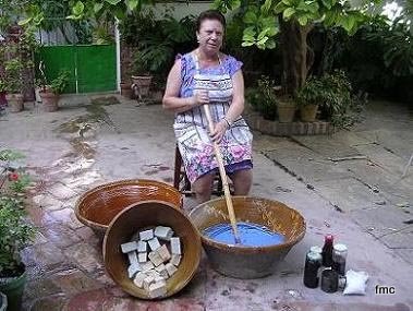 Mujer haciendo jabón 