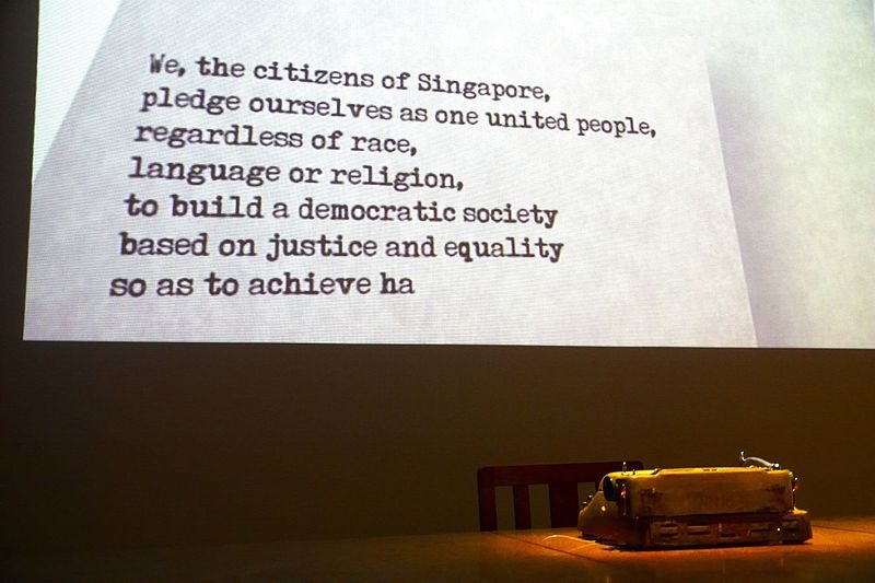 [800px-Singapore_National_Pledge_at_the_National_Museum,_Singapore_-_20100720[3].jpg]