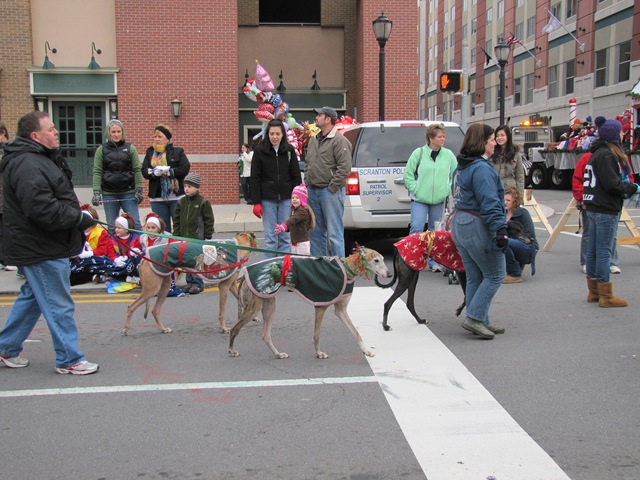 [Santa Parade11-20-10z[2].jpg]