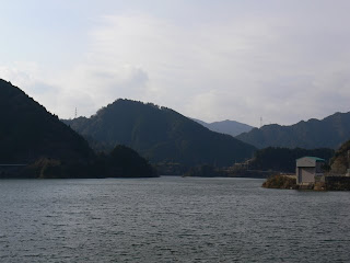 Vue du lac de barrage depuis la rive droite.