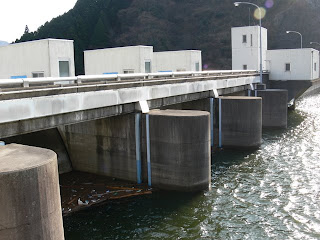 大坝湖面泄洪景观。