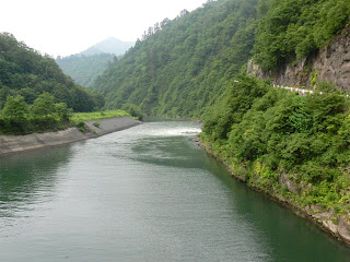 Vista río abajo desde el puente río abajo