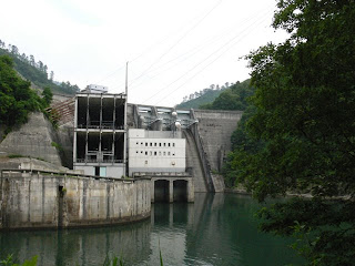 Vista dell'argine e della centrale elettrica dell'Unità 1 dalla riva sinistra a valle.